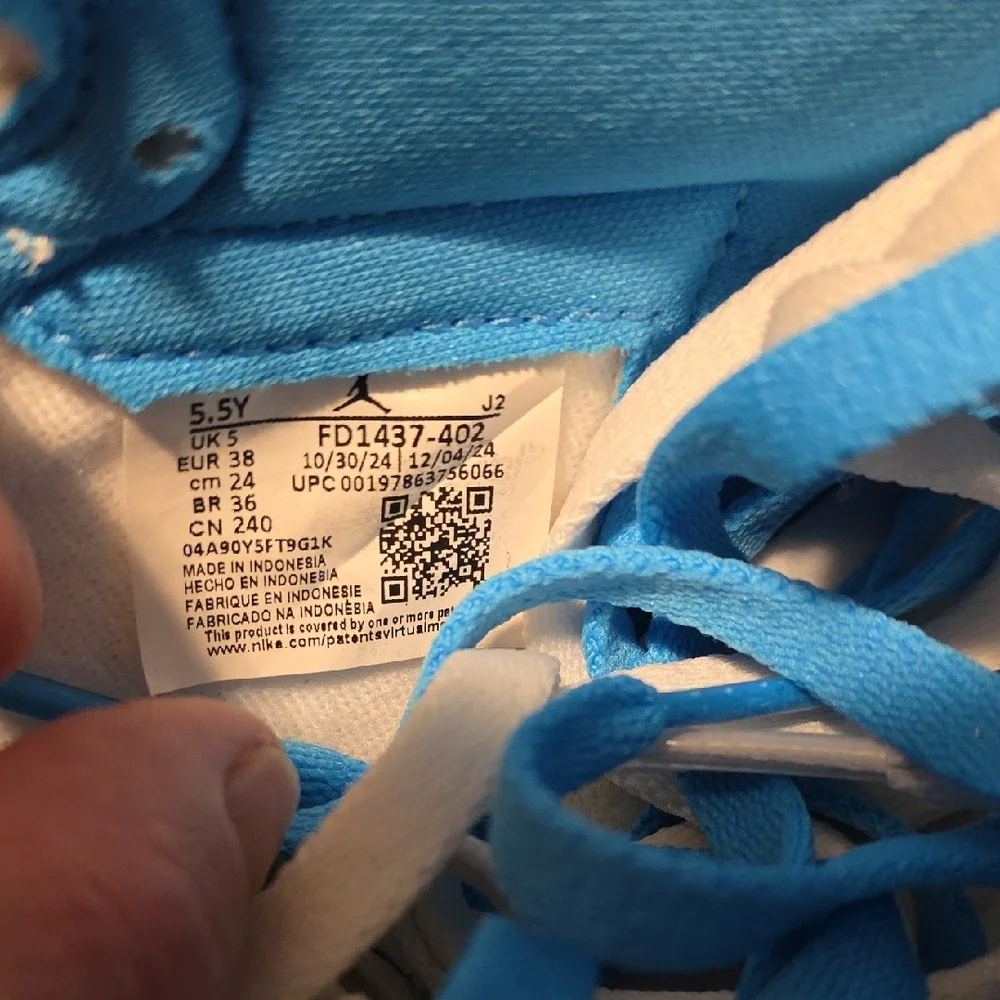 Nike Air High-Tops in Blue and White - Picture 2 of 8